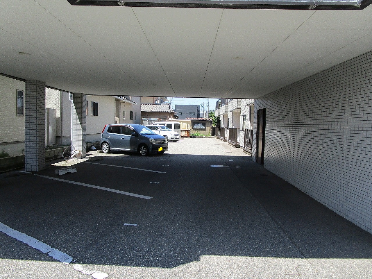 ドゥ・クレフォート 敷地内駐車場