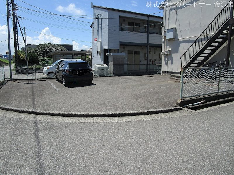 ナンバーワンハイツ 駐車場